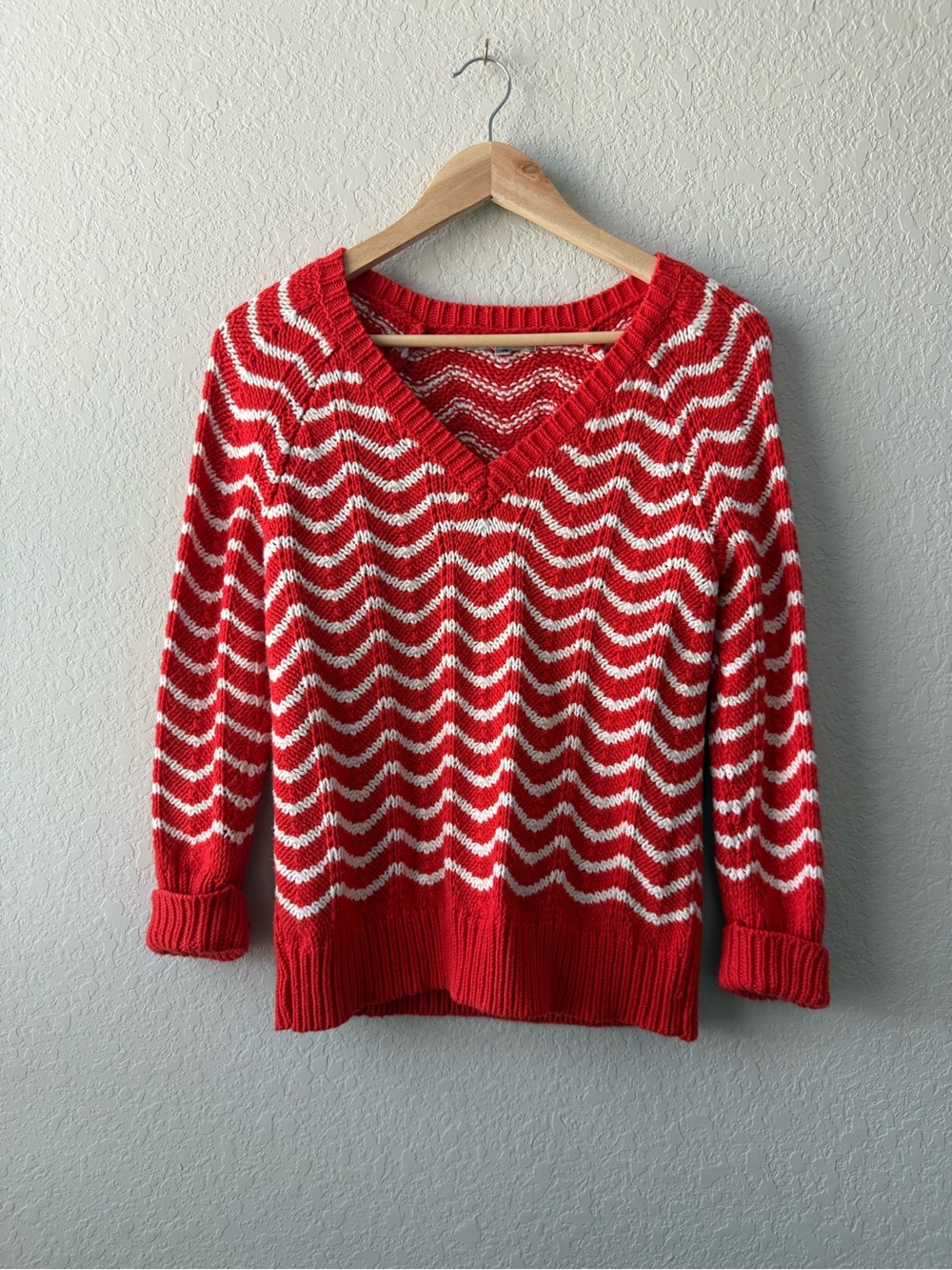 GAP‎ Red and White Chevron V-Neck Sweater